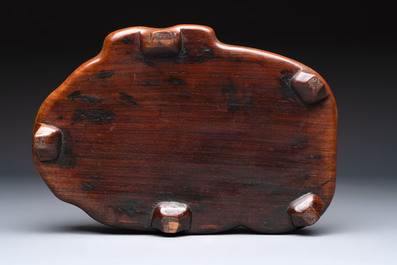 A Chinese famille verte black-ground Milefo Buddha on a wooden stand, Xue Chang Sen Zuo 薛長森作 mark, 20th C.