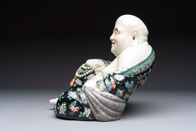 A Chinese famille verte black-ground Milefo Buddha on a wooden stand, Xue Chang Sen Zuo 薛長森作 mark, 20th C.