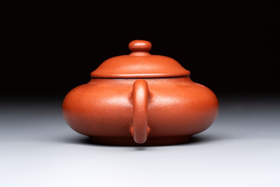 A Chinese Yixing stoneware teapot and cover, 18/19th C.