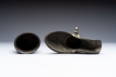 Two Chinese archaistic bronze ritual wine vessels, 'jue 爵' and 'zhi 觶', Ming