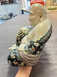 A Chinese famille verte black-ground Milefo Buddha on a wooden stand, Xue Chang Sen Zuo 薛長森作 mark, 20th C.