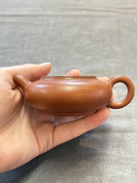 A Chinese Yixing stoneware teapot and cover, 18/19th C.