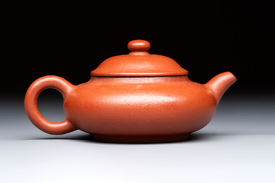 A Chinese Yixing stoneware teapot and cover, 18/19th C.