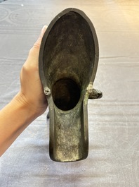 Two Chinese archaistic bronze ritual wine vessels, 'jue 爵' and 'zhi 觶', Ming