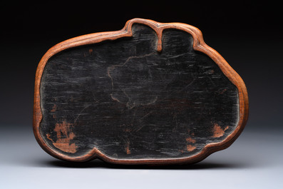 A Chinese famille verte black-ground Milefo Buddha on a wooden stand, Xue Chang Sen Zuo 薛長森作 mark, 20th C.