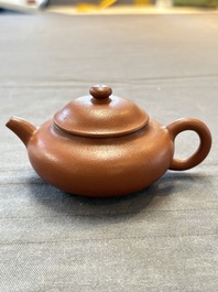 A Chinese Yixing stoneware teapot and cover, 18/19th C.