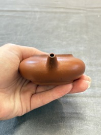 A Chinese Yixing stoneware teapot and cover, 18/19th C.