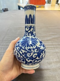 Two Chinese blue and white vases, a covered jar and a brush pot, Kangxi and later