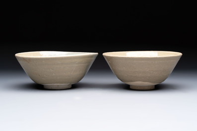 Three Chinese celadon-glazed plates and two bowls from the Jepara shipwreck,  Fujian or Zhejiang kilns, Song