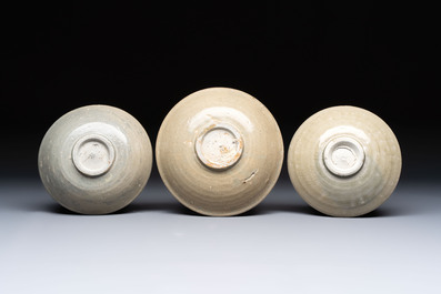 Three Chinese celadon-glazed plates and two bowls from the Jepara shipwreck,  Fujian or Zhejiang kilns, Song