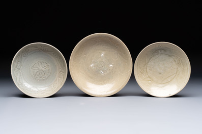 Three Chinese celadon-glazed plates and two bowls from the Jepara shipwreck,  Fujian or Zhejiang kilns, Song