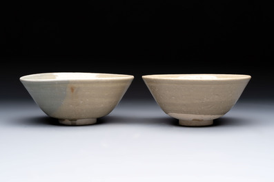Three Chinese celadon-glazed plates and two bowls from the Jepara shipwreck,  Fujian or Zhejiang kilns, Song