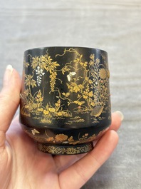 A fine Japanese Shibayama gilt-lacquer zitan cup, signed Dainippon Tokyo Seimusai 生霧齋 mark, Meiji, 19th C.