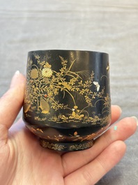 A fine Japanese Shibayama gilt-lacquer zitan cup, signed Dainippon Tokyo Seimusai 生霧齋 mark, Meiji, 19th C.
