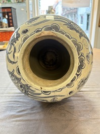 A Korean blue and white 'dragon' vase, Joseon, 19th C.