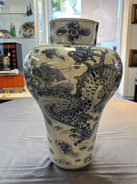 A Korean blue and white 'dragon' vase, Joseon, 19th C.