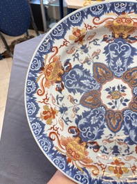 A pair of Chinese Imari-style dishes with stylised floral design, Kangxi