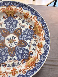 A pair of Chinese Imari-style dishes with stylised floral design, Kangxi
