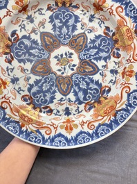 A pair of Chinese Imari-style dishes with stylised floral design, Kangxi