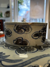 A Korean blue and white 'dragon' vase, Joseon, 19th C.