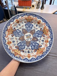 A pair of Chinese Imari-style dishes with stylised floral design, Kangxi