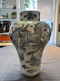 A Korean blue and white 'dragon' vase, Joseon, 19th C.