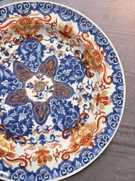 A pair of Chinese Imari-style dishes with stylised floral design, Kangxi