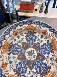 A pair of Chinese Imari-style dishes with stylised floral design, Kangxi
