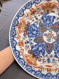A pair of Chinese Imari-style dishes with stylised floral design, Kangxi