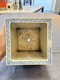 A Chinese blue and white 'chilong' square jardini&egrave;re, 19th C.