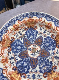 A pair of Chinese Imari-style dishes with stylised floral design, Kangxi