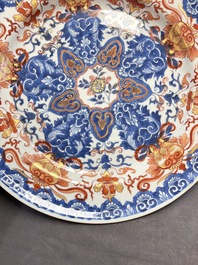 A pair of Chinese Imari-style dishes with stylised floral design, Kangxi