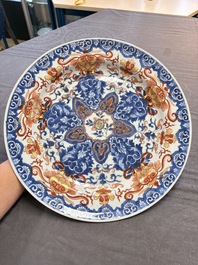 A pair of Chinese Imari-style dishes with stylised floral design, Kangxi