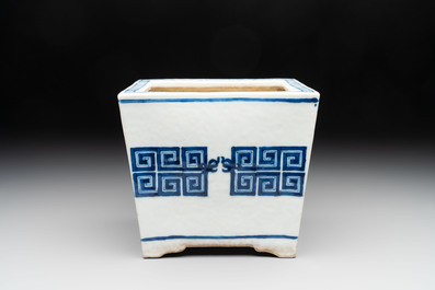 A Chinese blue and white 'chilong' square jardini&egrave;re, 19th C.
