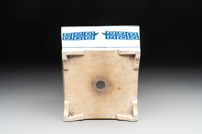 A Chinese blue and white 'chilong' square jardini&egrave;re, 19th C.