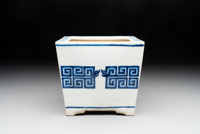 A Chinese blue and white 'chilong' square jardini&egrave;re, 19th C.
