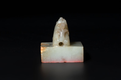 A Chinese celadon and russet jade 'dragon' seal, 18/19th C.