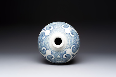 A Chinese blue and white Yuan-style 'dragon' 'meiping' vase, 20th C.