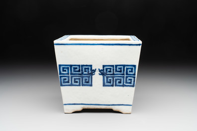 A Chinese blue and white 'chilong' square jardini&egrave;re, 19th C.