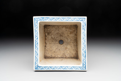 A Chinese blue and white 'chilong' square jardini&egrave;re, 19th C.