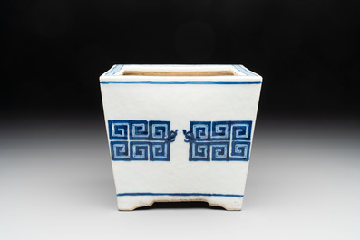 A Chinese blue and white 'chilong' square jardini&egrave;re, 19th C.