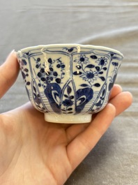 A large collection of 33 Chinese blue, white and Imari-style cups and 43 saucers, 17/19th C.