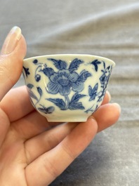 A large collection of 33 Chinese blue, white and Imari-style cups and 43 saucers, 17/19th C.