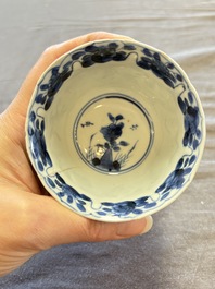 A large collection of 33 Chinese blue, white and Imari-style cups and 43 saucers, 17/19th C.