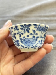 A large collection of 33 Chinese blue, white and Imari-style cups and 43 saucers, 17/19th C.
