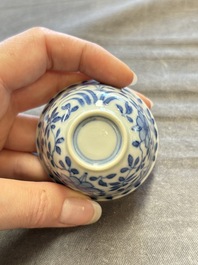 A large collection of 33 Chinese blue, white and Imari-style cups and 43 saucers, 17/19th C.