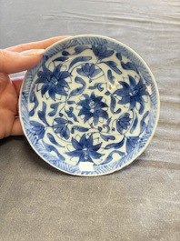 A large collection of 33 Chinese blue, white and Imari-style cups and 43 saucers, 17/19th C.