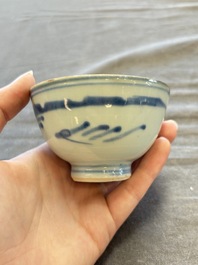 A large collection of 33 Chinese blue, white and Imari-style cups and 43 saucers, 17/19th C.
