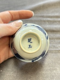 A large collection of 33 Chinese blue, white and Imari-style cups and 43 saucers, 17/19th C.