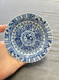 A large collection of 33 Chinese blue, white and Imari-style cups and 43 saucers, 17/19th C.